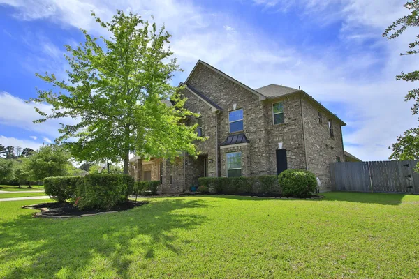 $685,000 | 2146 Graystone Hills Drive, Conroe, TX 77304