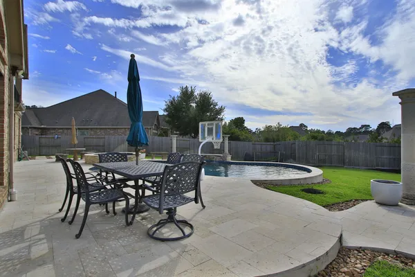 $685,000 | 2146 Graystone Hills Drive, Conroe, TX 77304