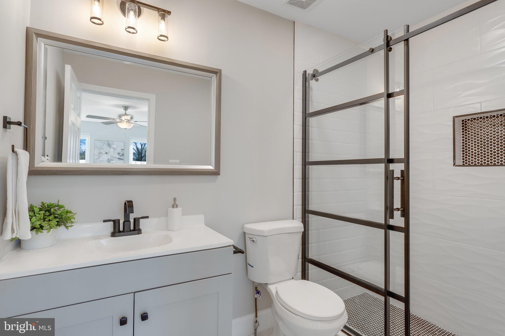5480 Rector Drive Woodbridge, VA 22193 - Photo 15 of 33 Contemporary Primary En Suite Bathroom