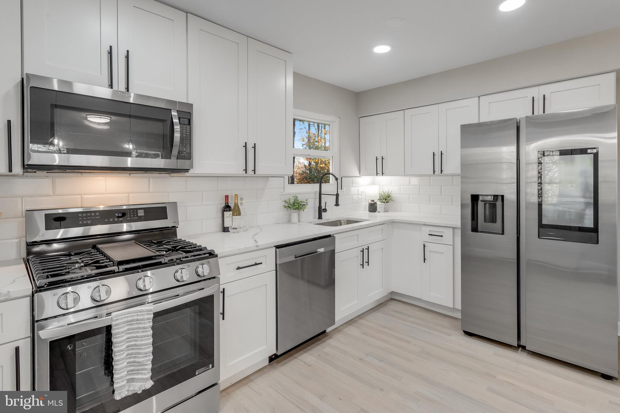 Bright Modern  Eat-In  Kitchen