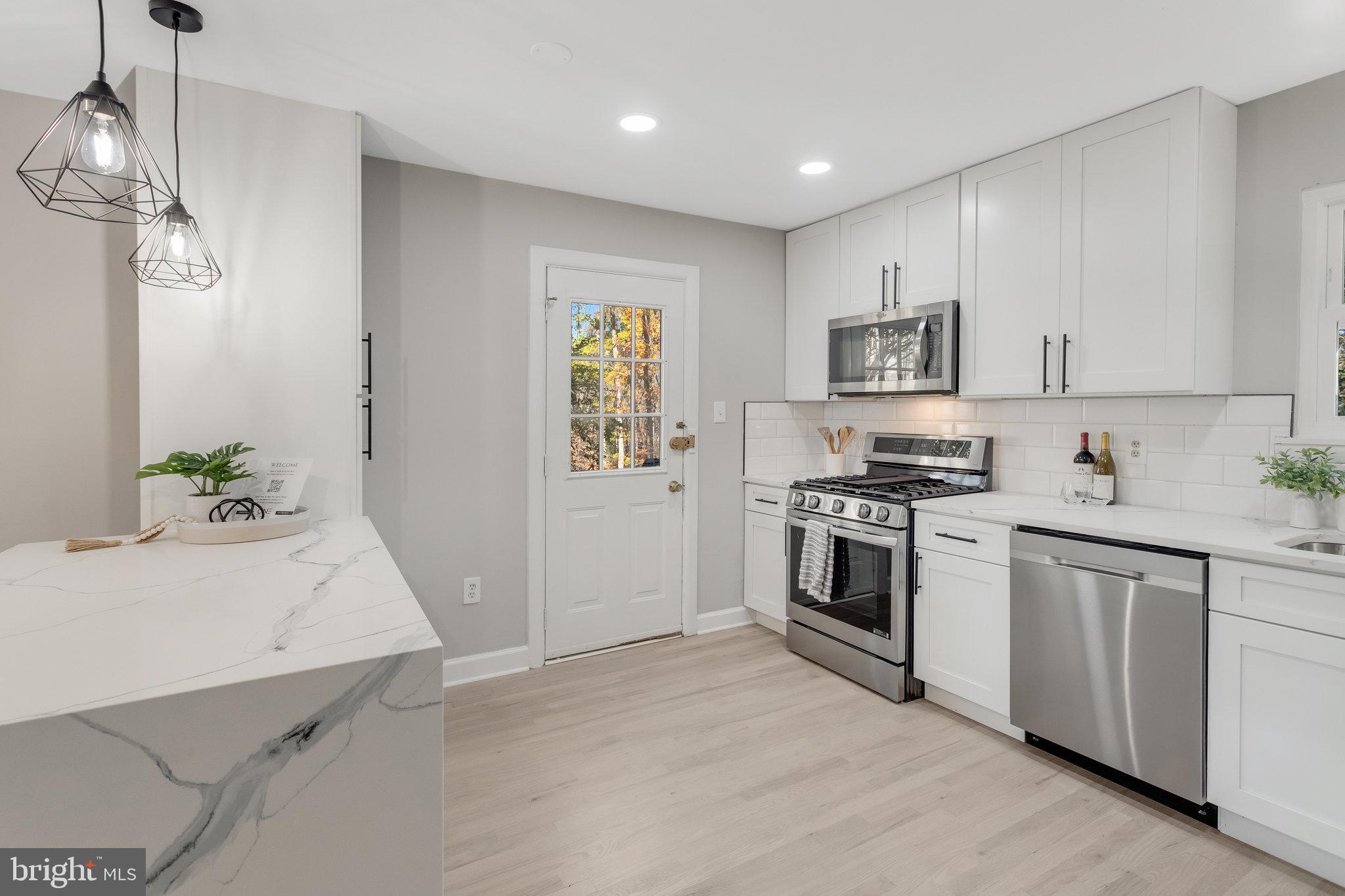 Bright Modern  Eat-In  Kitchen