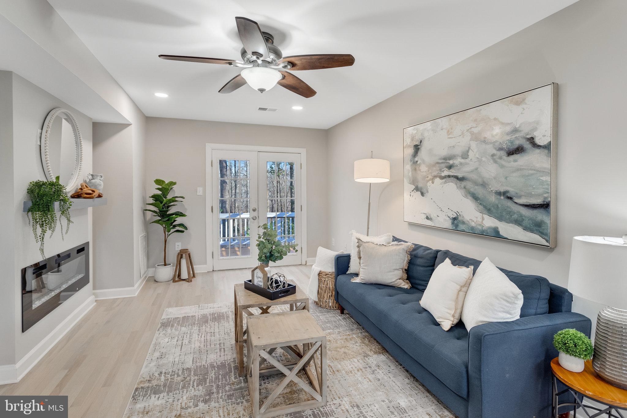 5480 Rector Drive Woodbridge, VA 22193 - Photo 10 of 33 Light-Filled Living Room