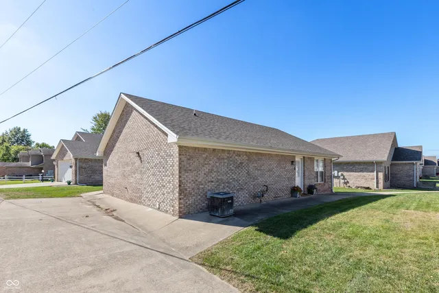 $224,900 | 5584 North Sandy Creek Drive, Unit 8, Seymour, IN 47274