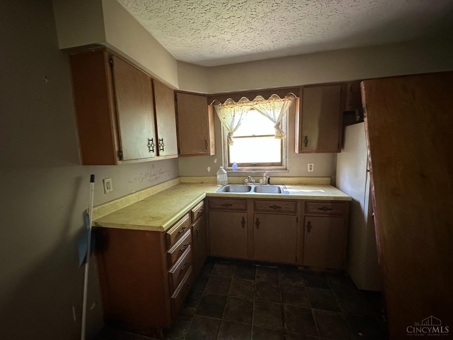 5104 Jonkard Road Cincinnati, OH 45247 - Photo 3 of 42