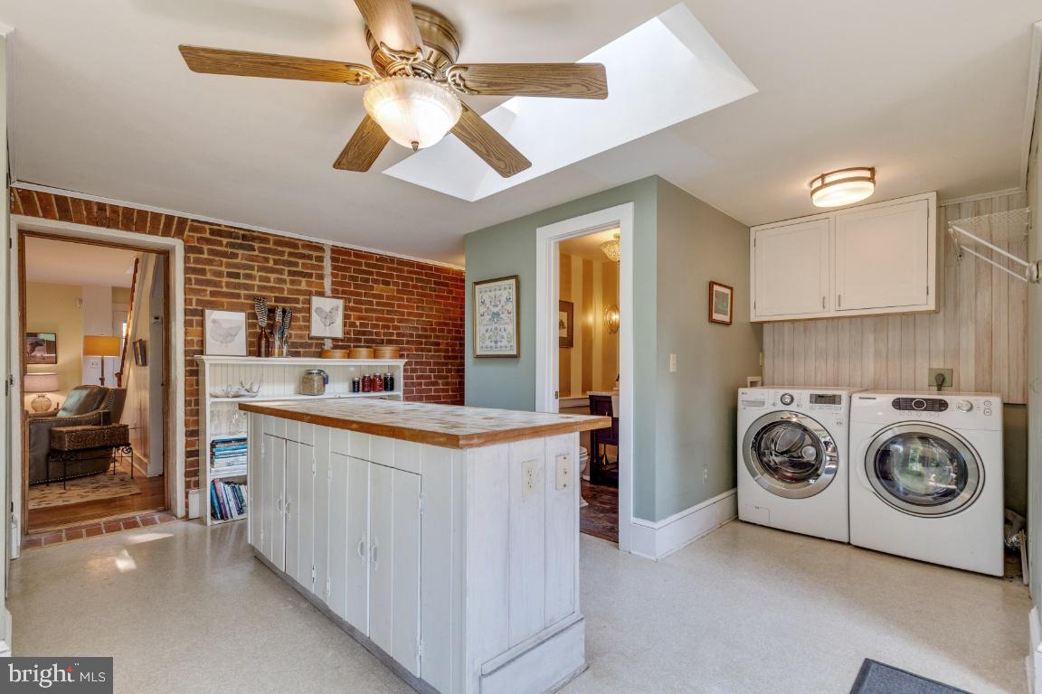 16191 Hamilton Station Road Waterford, VA 20197 - Photo 31 of 94 Mud room/laundry area with skylight and island