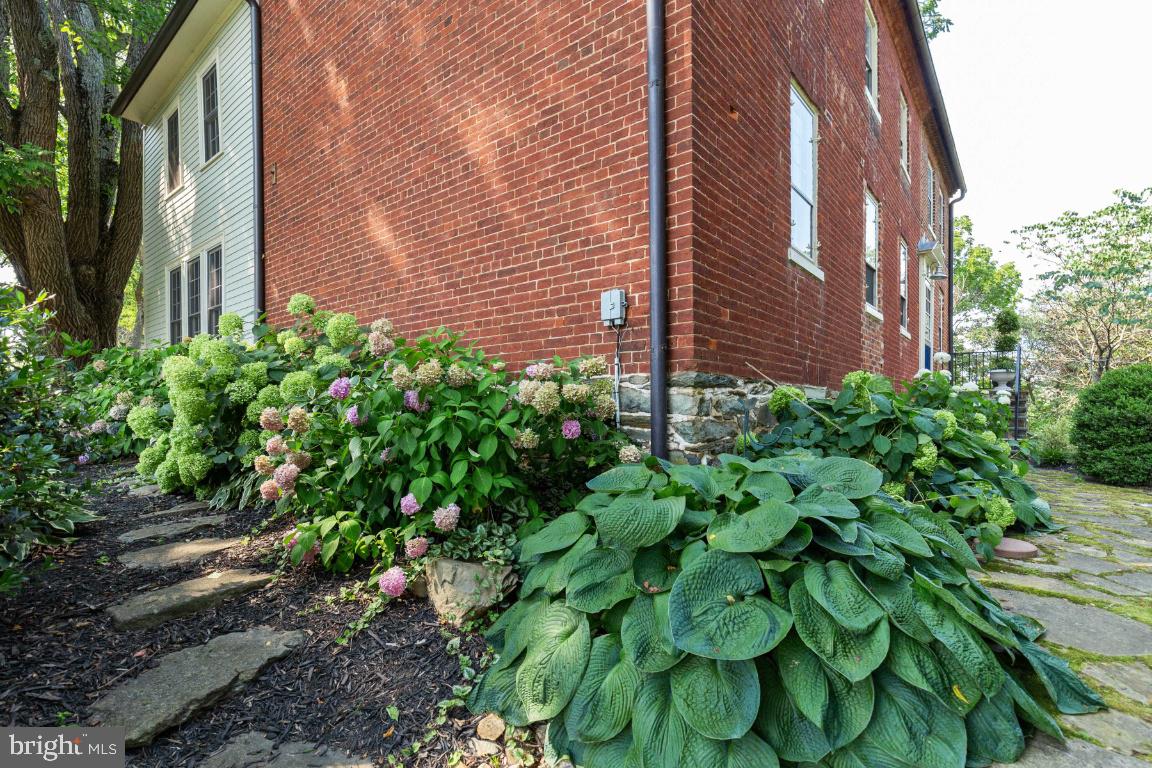 16191 Hamilton Station Road Waterford, VA 20197 - Photo 5 of 94 Gorgeous landscaping