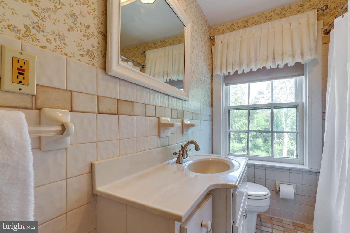 16191 Hamilton Station Road Waterford, VA 20197 - Photo 46 of 94 Secondary bathroom