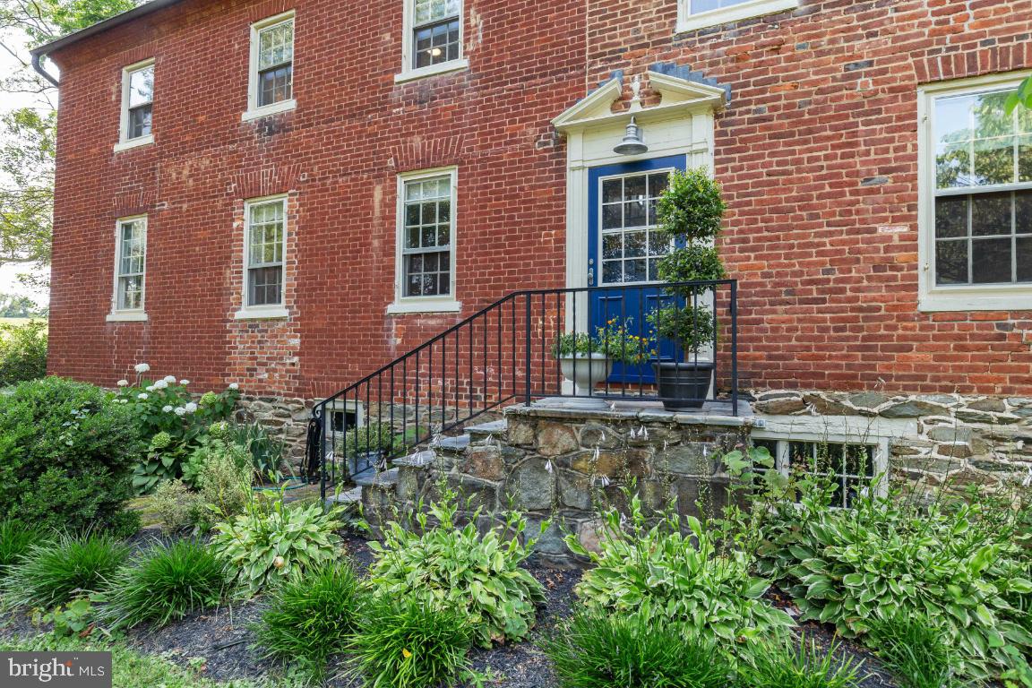 16191 Hamilton Station Road Waterford, VA 20197 - Photo 6 of 94 Charming entrance to timeless character