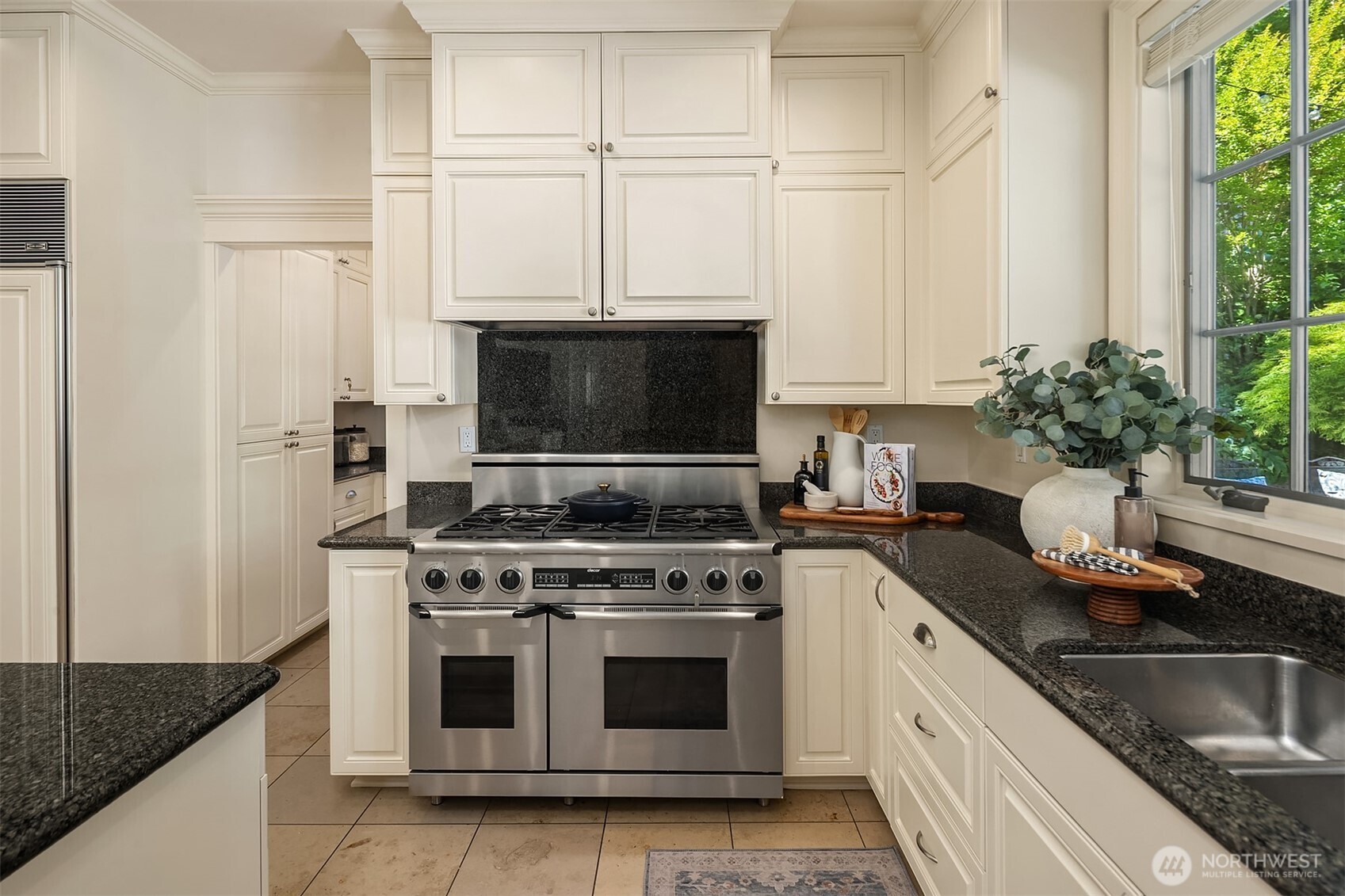 5506 Northeast Penrith Road Seattle, WA 98105 - Photo 12 of 40