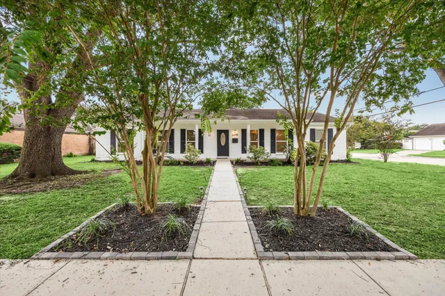 a view of a yard in front of a house