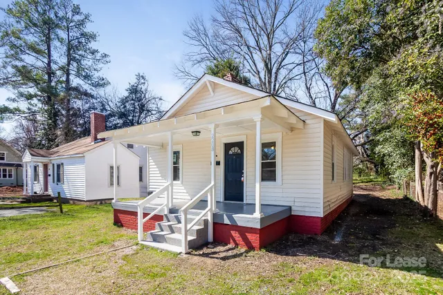 a view of a house with backyard