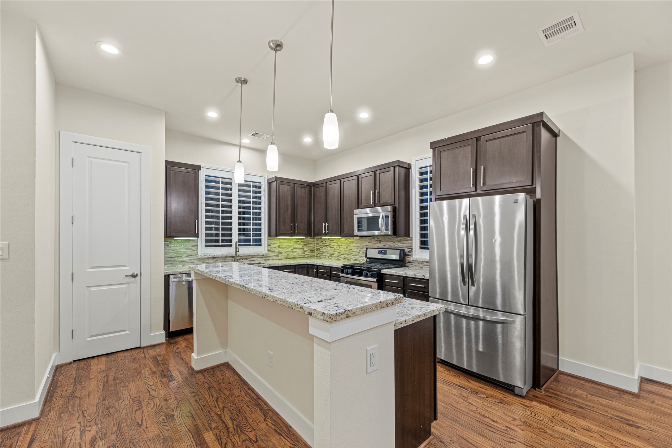 2513 B Garrow Street Houston, TX 77003 - Photo 10 of 29 Sleek island kitchen.