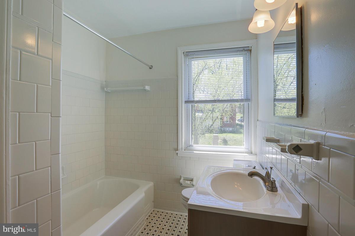 1004 St Dunstans Road Baltimore, MD 21212 - Photo 14 of 18 Bath