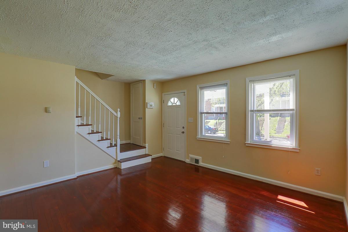 1004 St Dunstans Road Baltimore, MD 21212 - Photo 3 of 18 Living Room