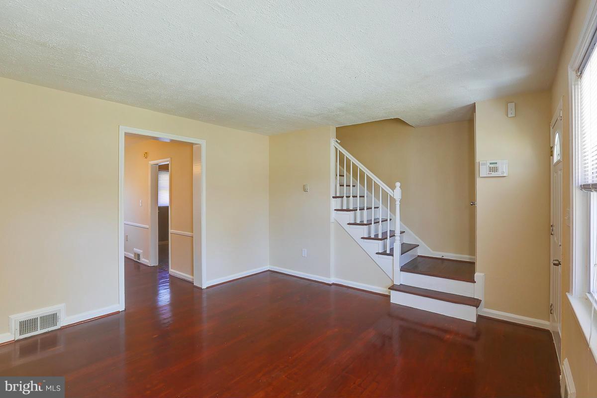 1004 St Dunstans Road Baltimore, MD 21212 - Photo 4 of 18 Living Room