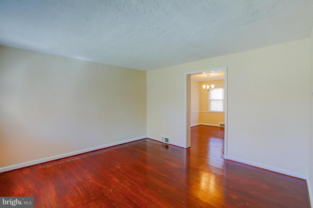 1004 St Dunstans Road Baltimore, MD 21212 - Photo 5 of 18 Living Room