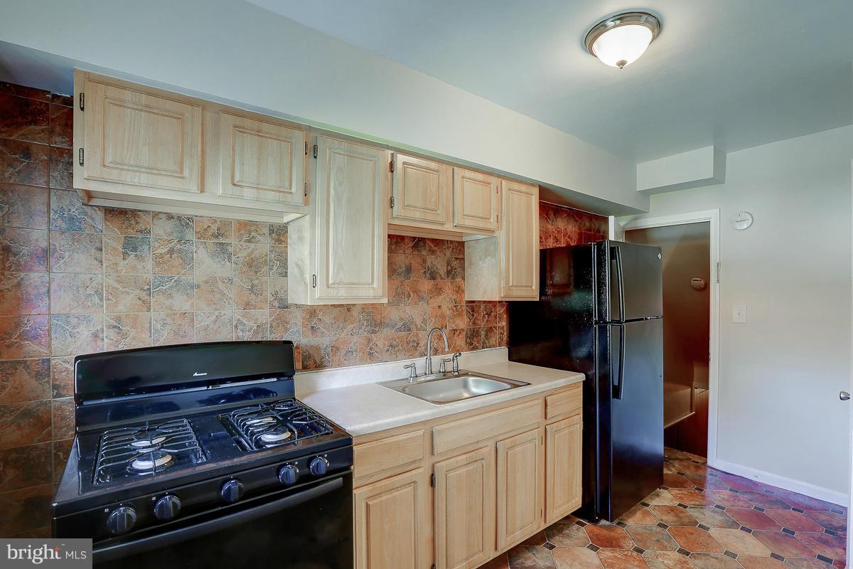 1004 St Dunstans Road Baltimore, MD 21212 - Photo 10 of 18 Kitchen