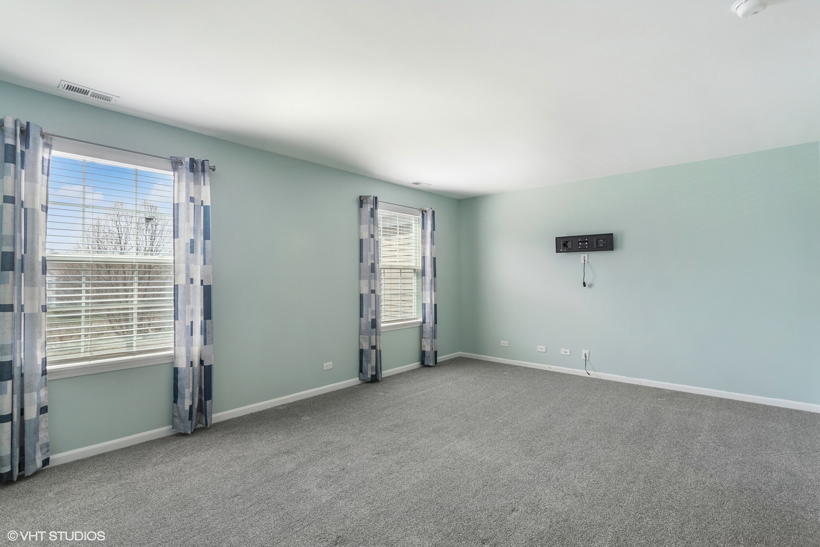 1724 Fredericksburg Lane Aurora, IL 60503 - Photo 10 of 20 an empty room with windows