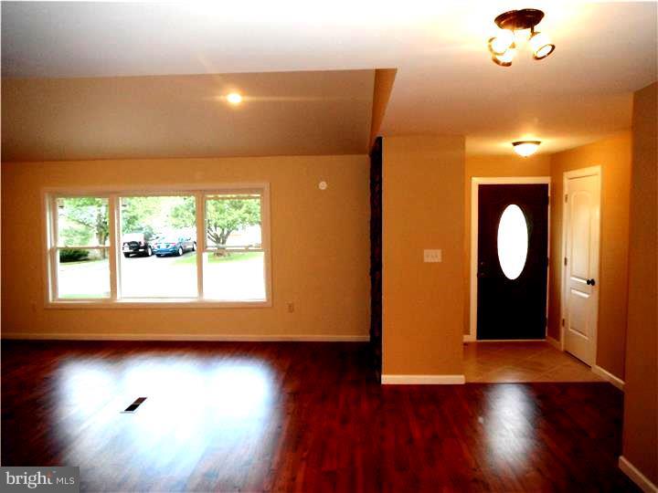 207 Stanford Road Fairless Hills, PA 19030 - Photo 4 of 22 Living Room