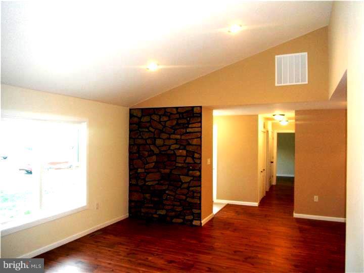 207 Stanford Road Fairless Hills, PA 19030 - Photo 6 of 22 Living Room