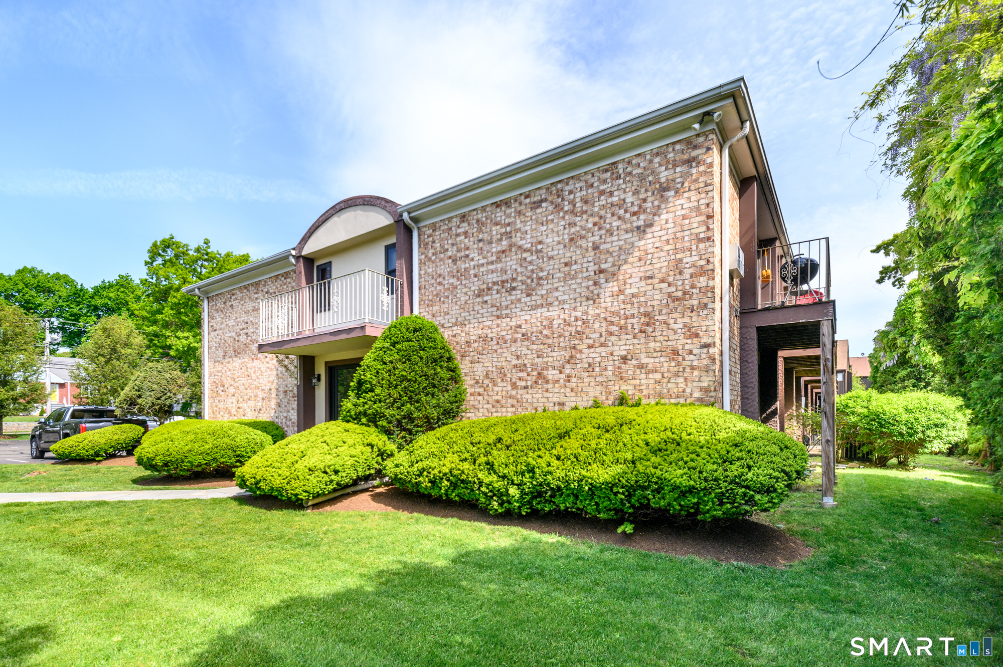 a view of front of a house with a yard