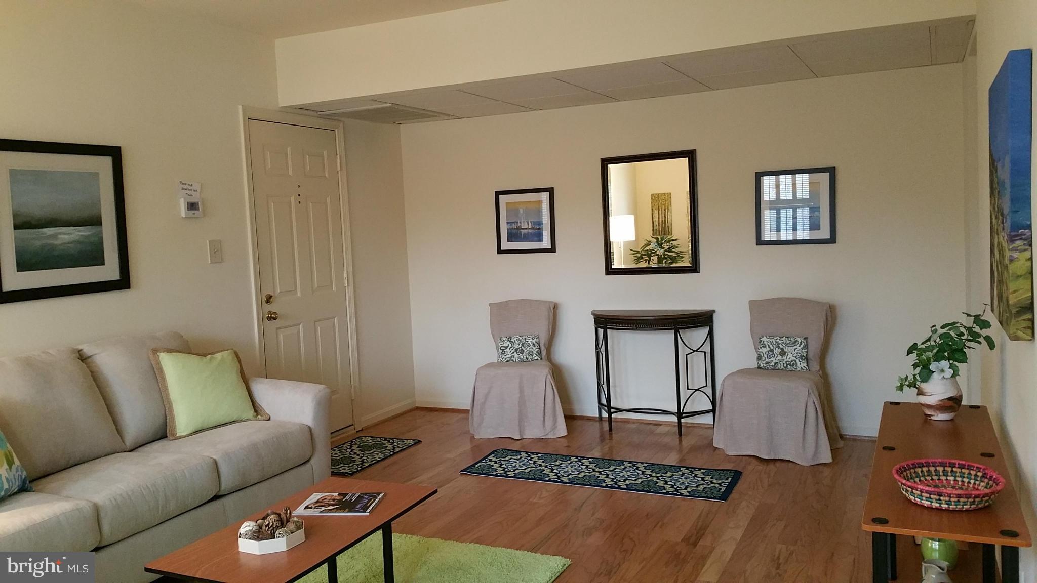 1728 North Rhodes Street, Unit 5279 Arlington, VA 22201 - Photo 4 of 18 Living Room