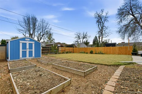 a view of a yard with a house