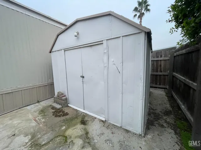 a view of a house with backyard