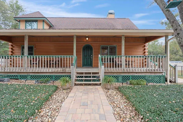 a view of entryway with a rug