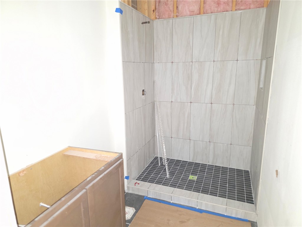 107 Abaco Lane Seneca, SC 29672 - Photo 22 of 28 Tile walk in shower