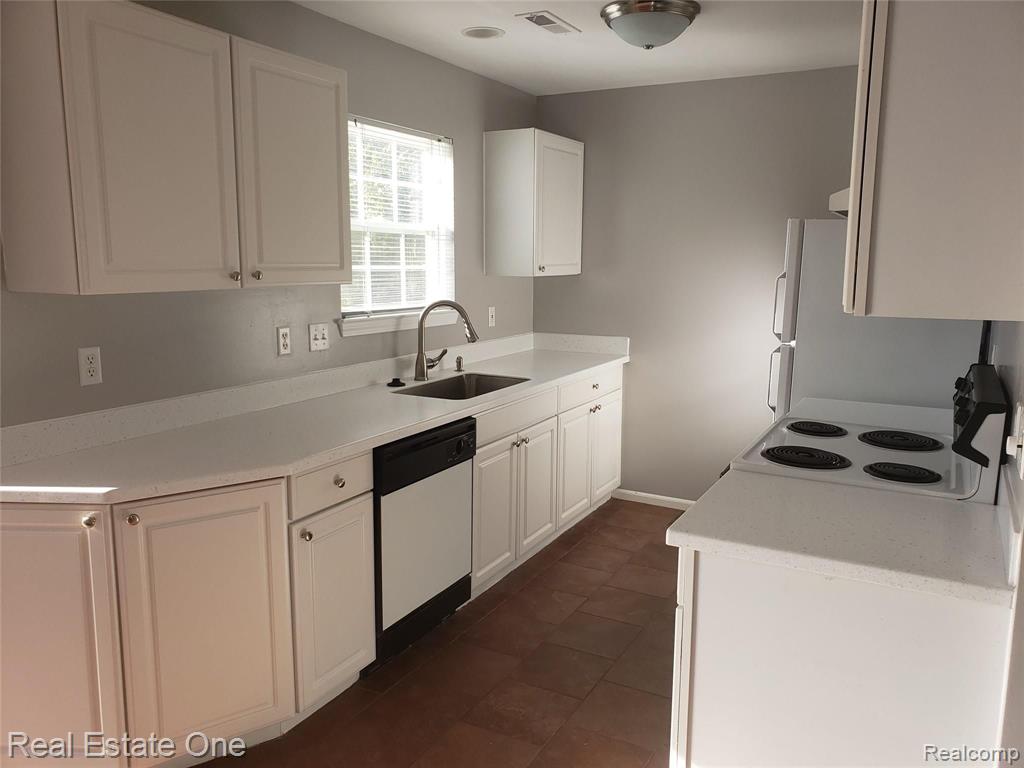 1453 Chesapeake Road, Unit 40 Royal Oak, MI 48067 - Photo 6 of 17