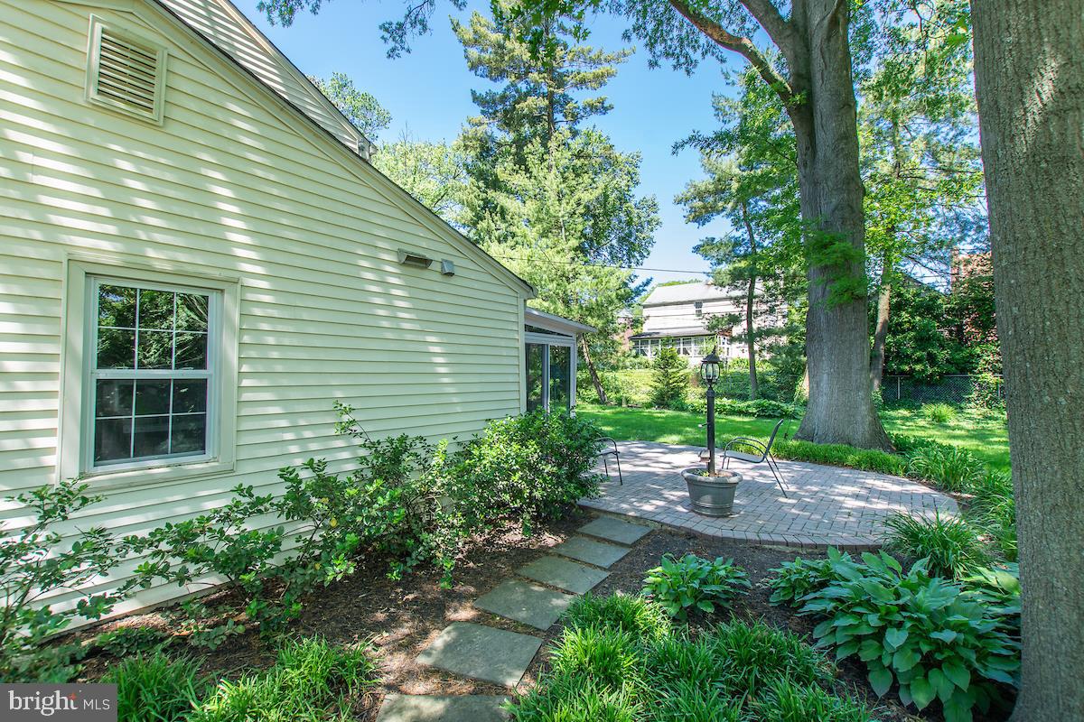 161 Devonshire Road Wilmington, DE 19803 - Photo 24 of 28 Side Yard Path