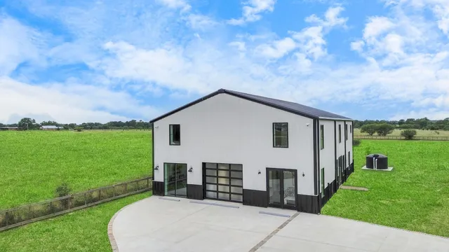 a view of a house with backyard