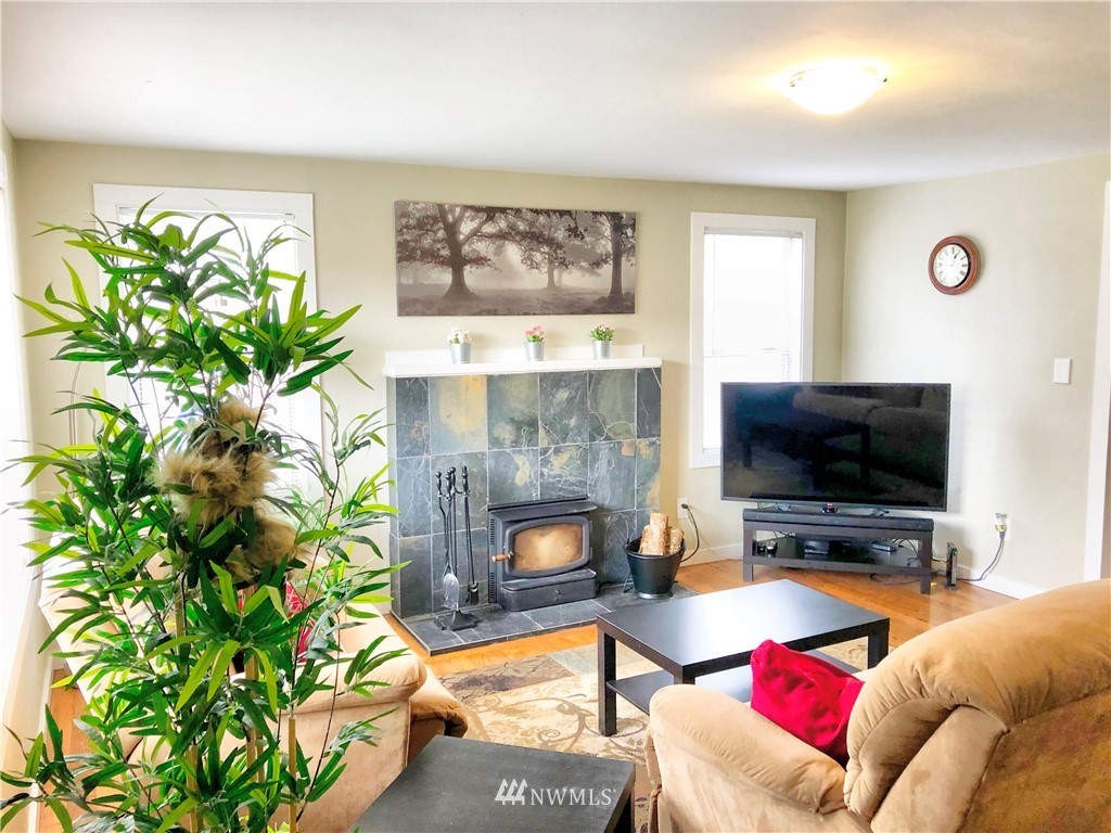 3614 Southeast 5th Place Renton, WA 98058 - Photo 3 of 18 Gallery Image 3