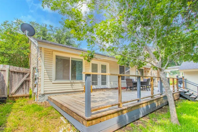 a view of a house with backyard and sitting area
