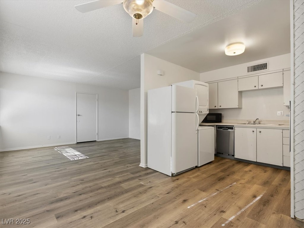 350 East Desert Inn Road, Unit H208 Las Vegas, NV 89109 - Photo 9 of 35 Gallery Image 9