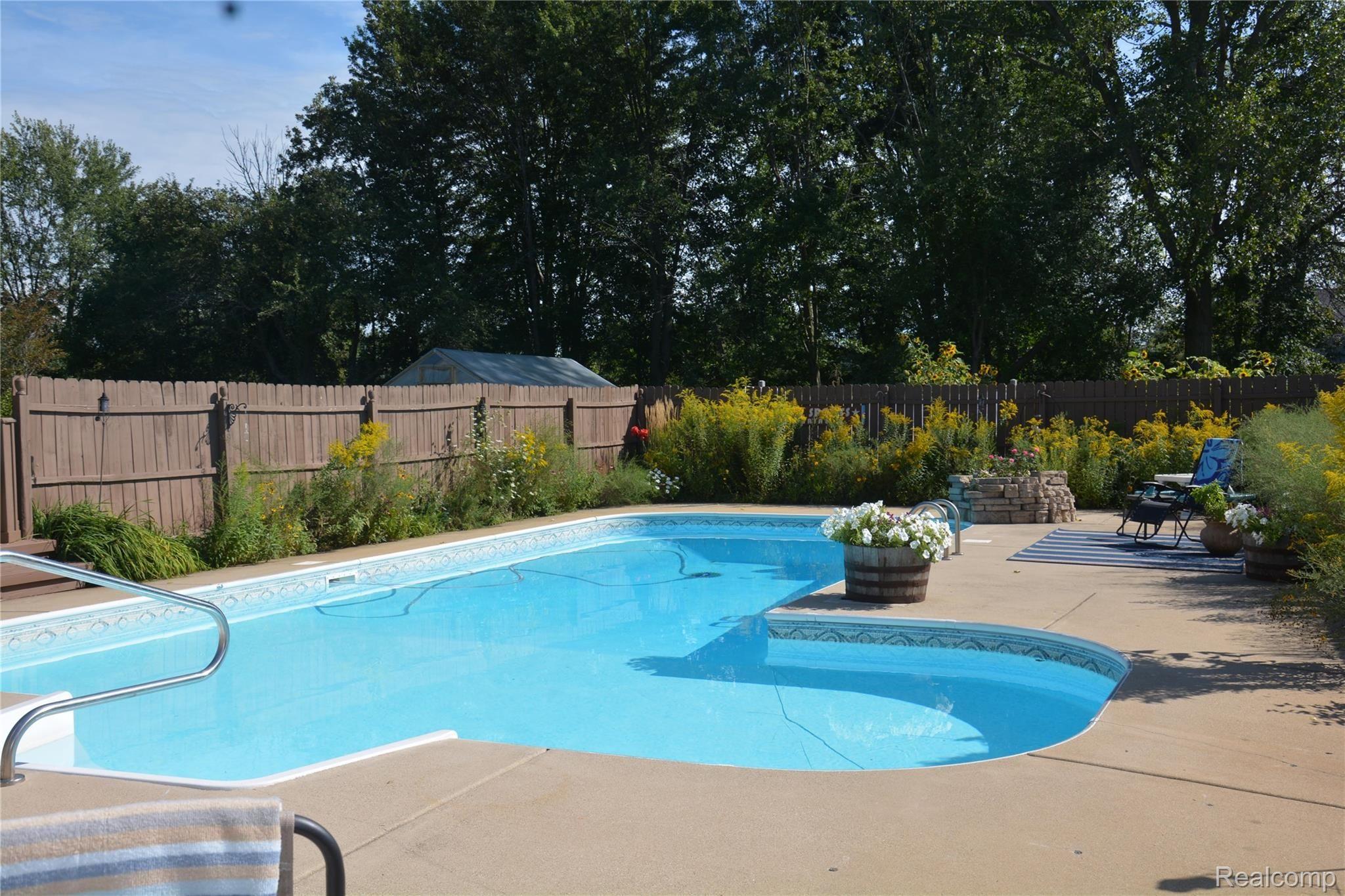 1513 West Thompson Road Fenton, MI 48430 - Photo 7 of 47 1 Pool 3.jpg