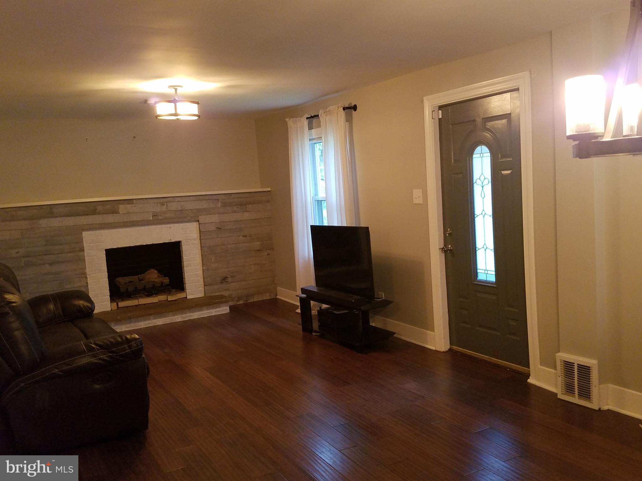 628 Meetinghouse Road Marcus Hook, PA 19061 - Photo 7 of 27 Living Room
