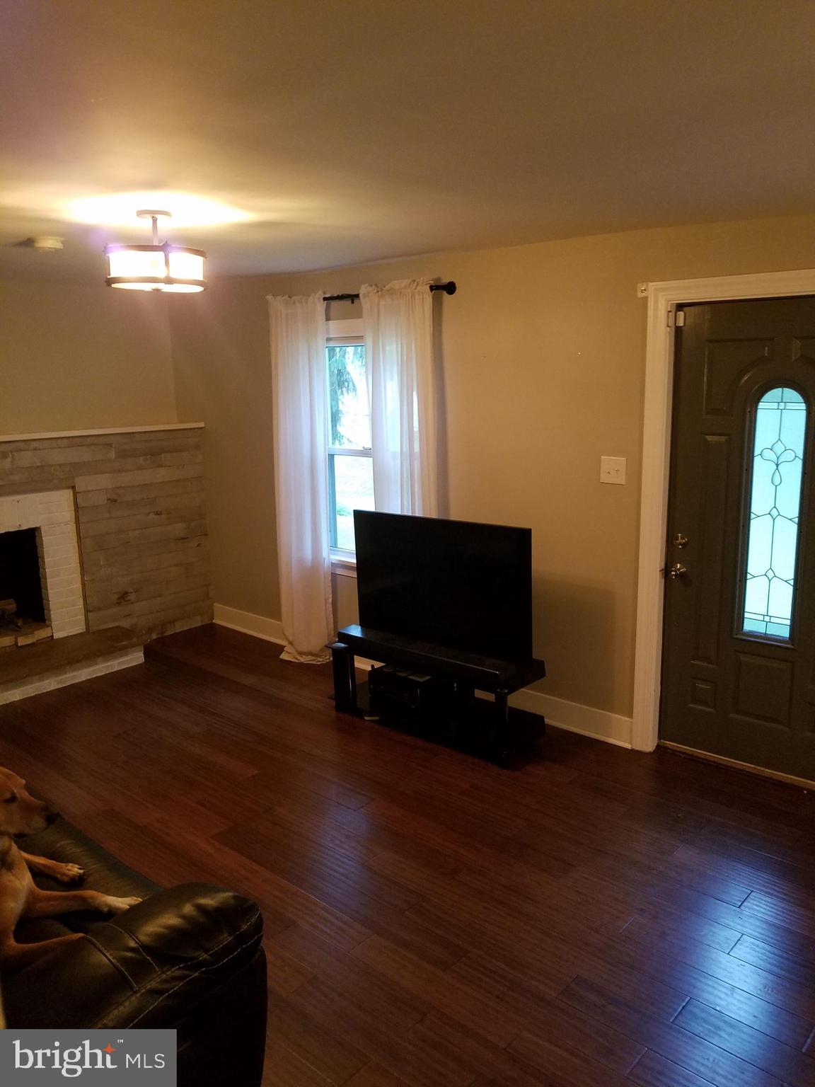 628 Meetinghouse Road Marcus Hook, PA 19061 - Photo 8 of 27 Living Room