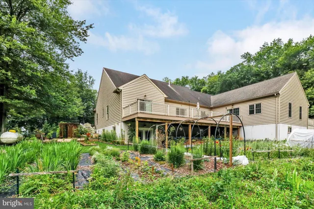 a view of a house with a backyard