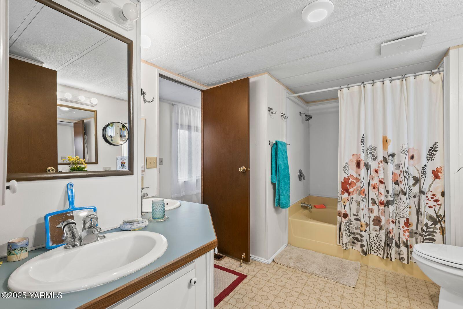 3601 Castlevale Road, Unit 14 Yakima, WA 98902 - Photo 14 of 24 a bathroom with a sink and a mirror a bathtub