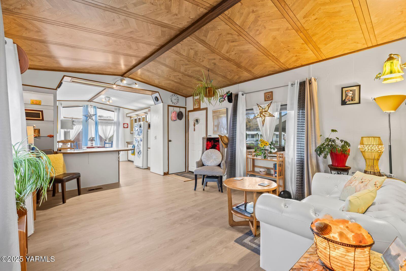 3601 Castlevale Road, Unit 14 Yakima, WA 98902 - Photo 6 of 24 a living room with furniture and a window