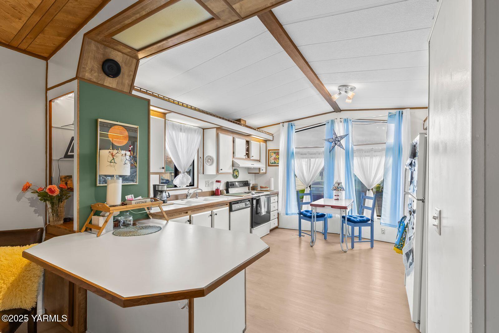 3601 Castlevale Road, Unit 14 Yakima, WA 98902 - Photo 8 of 24 a large kitchen with a table and chairs
