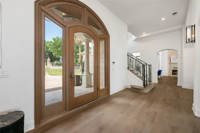a view of entryway with livingroom