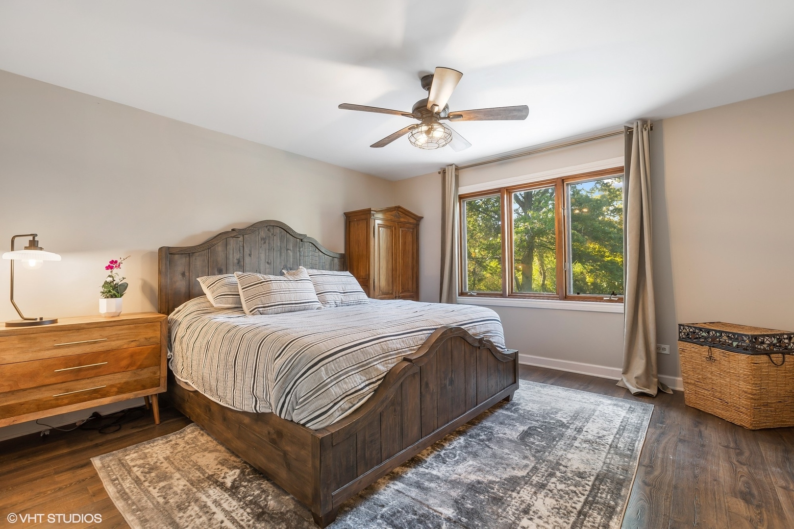 13N368 High Chapparal Elgin, IL 60124 - Photo 20 of 31 a bedroom with a large bed and a window