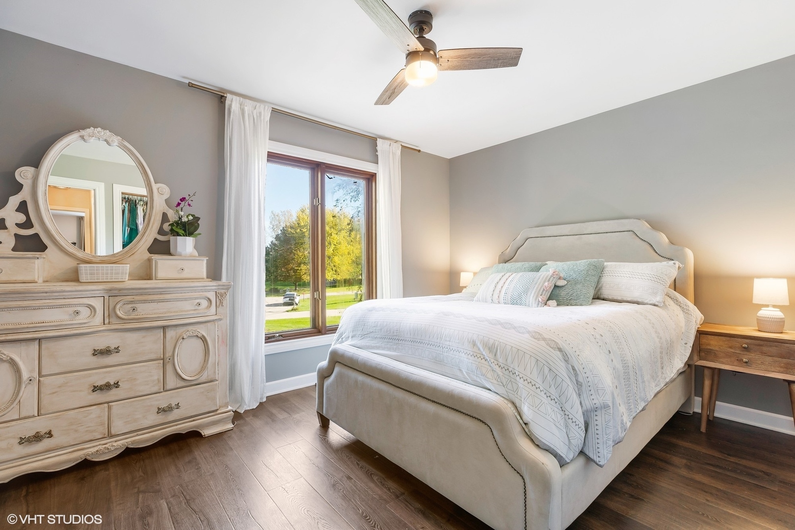 13N368 High Chapparal Elgin, IL 60124 - Photo 22 of 31 a bedroom with a bed and a dresser