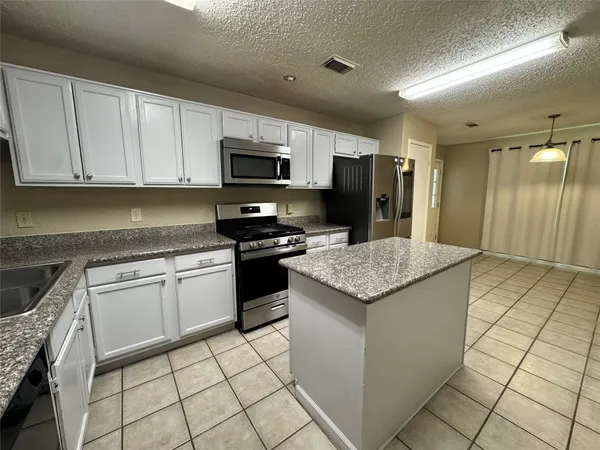 $2,250 | 11 Cottage Grove Place, The Woodlands, TX 77381