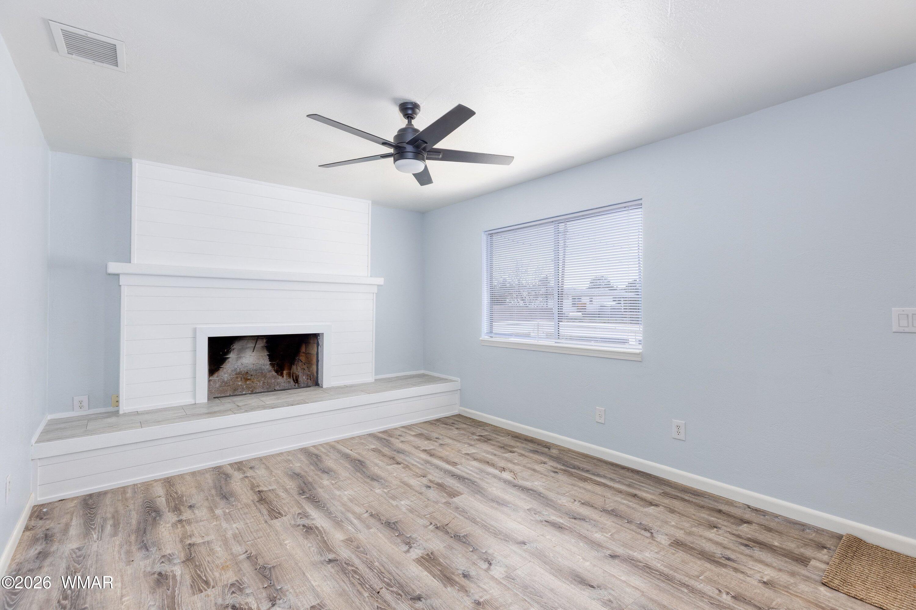 1075 Rim View Drive Show Low, AZ 85901 - Photo 3 of 22 Living Room
