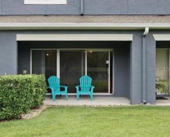 a view of a back yard