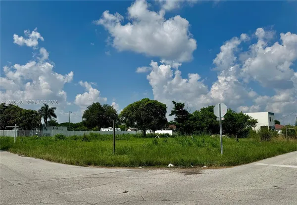 a view of a yard with green space
